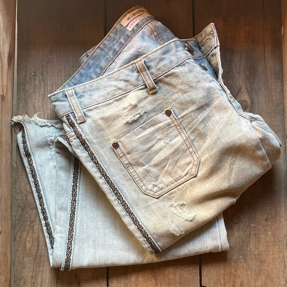 One x Teaspoon Women's Bell Bottom Light Blue Distressed Denim Jeans Size 28 - Picture 14 of 16